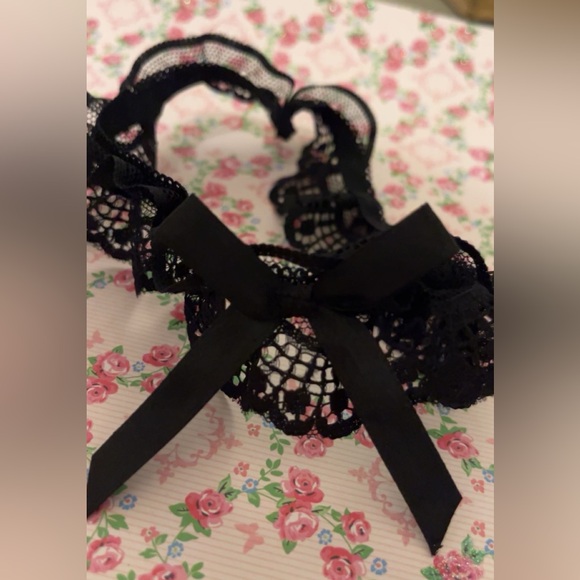 **Free with purchase** Black Lace Garter - Picture 2 of 2